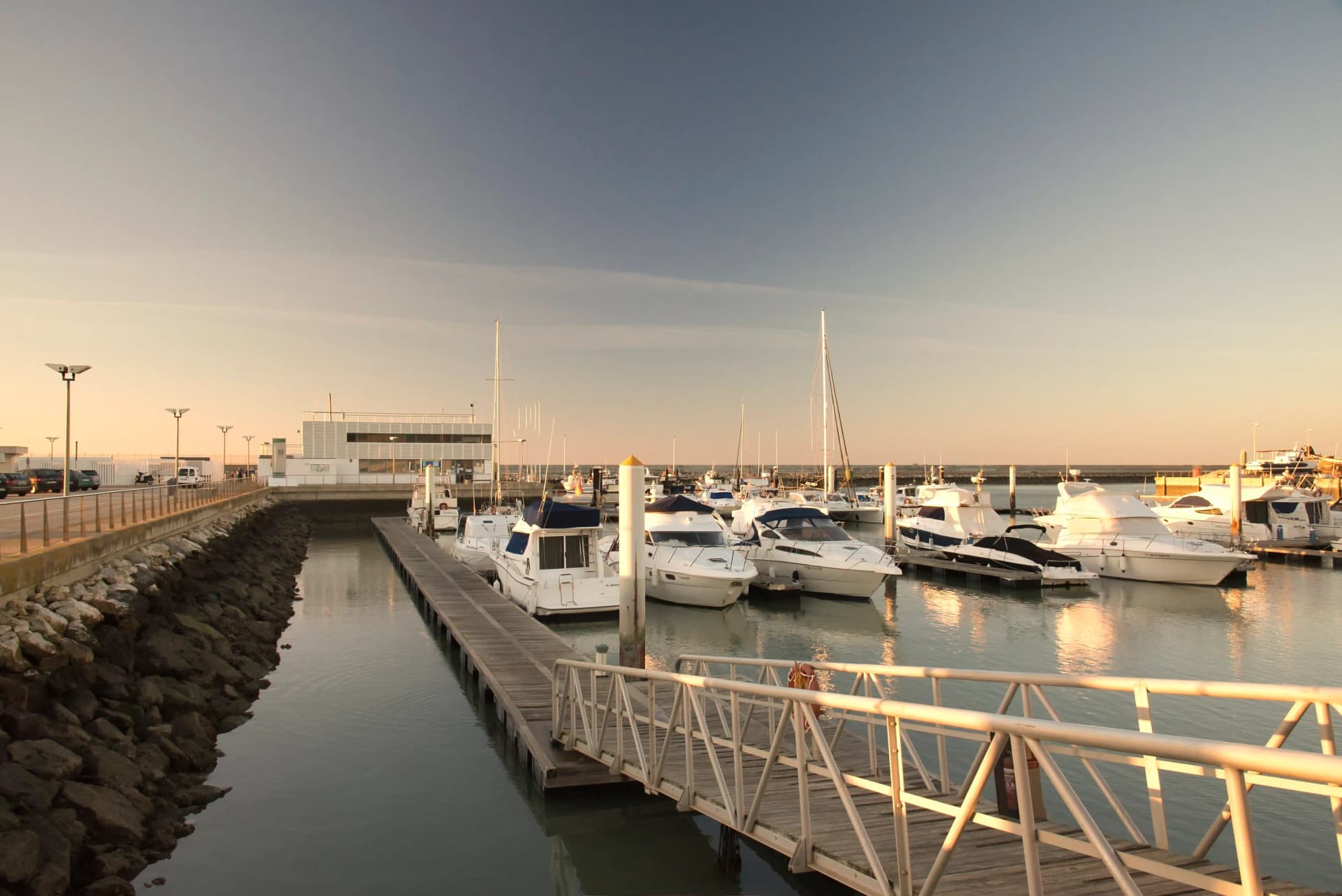 La Junta adjudica las obras de renovación de la red de abastecimiento y pavimentación del puerto de Chipiona