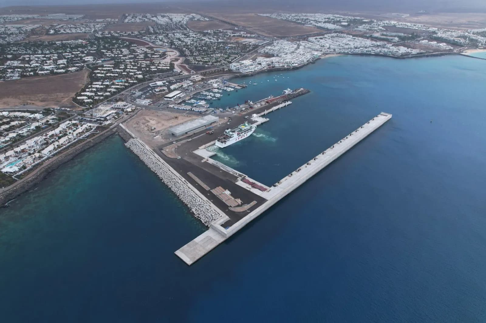 El puerto de Playa Blanca registró durante los meses de verano un 55% más de pasajeros que el pasado año