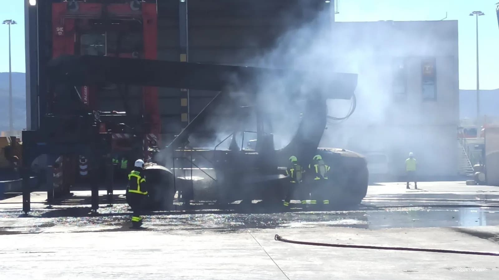 Arde una grúa de patio en la terminal de contenedores de TTIA