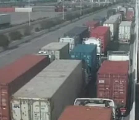 Cientos de camiones permanecen retenidos en el puerto de Algeciras