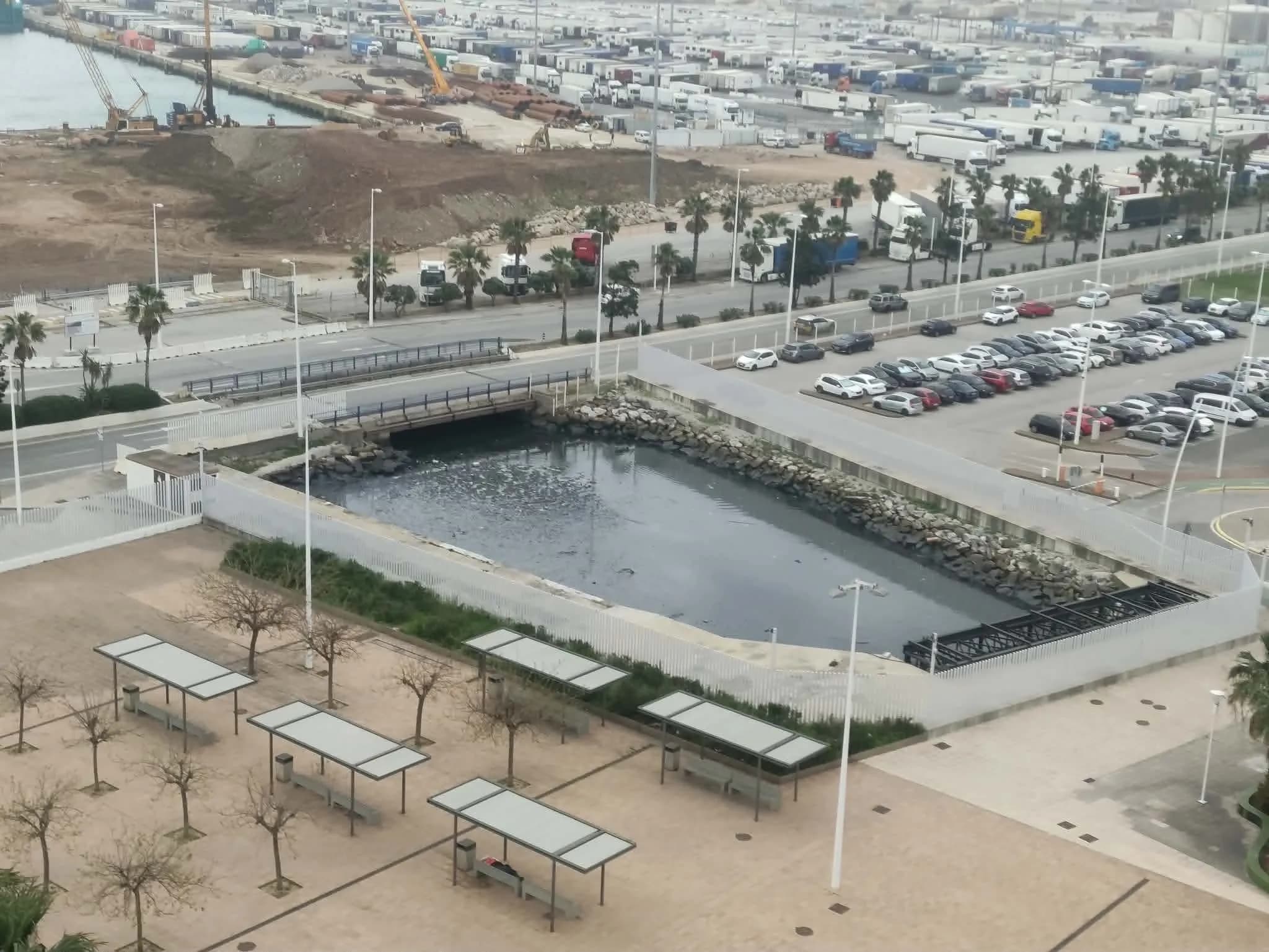 Ecologistas denuncian que la ocupación de la lámina de agua en la Dársena de La Galera está provocando la acumulación de aguas residuales