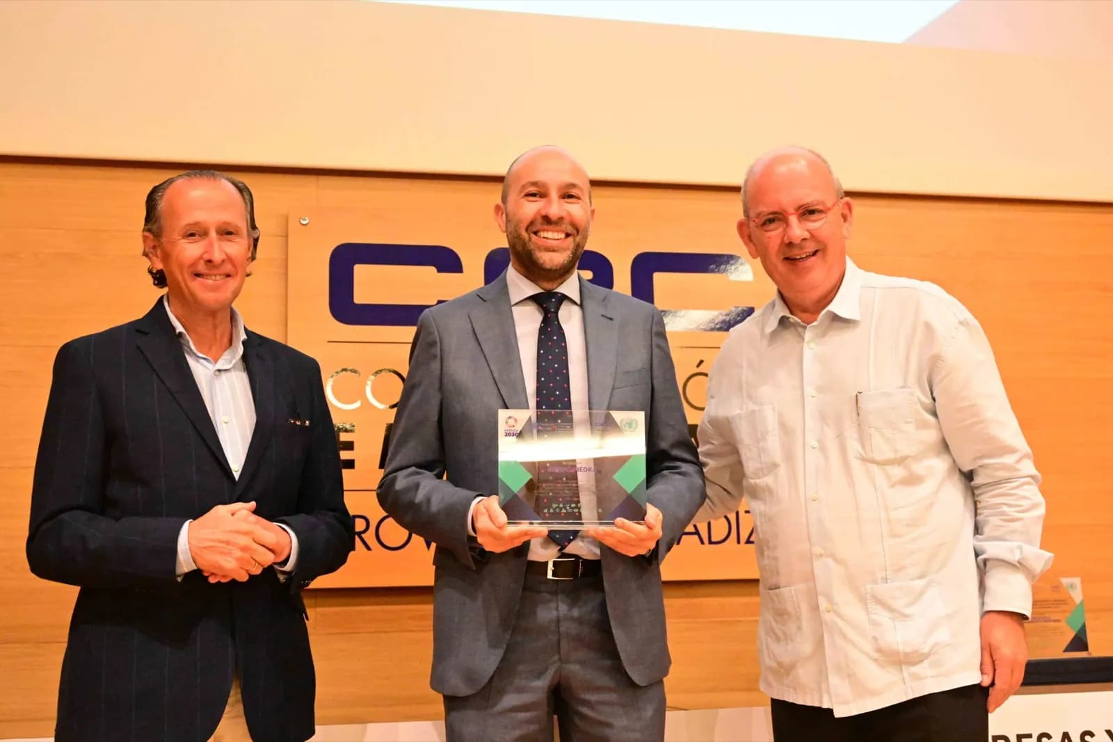 Grupo Piedra recibe un galardón de la CEC
