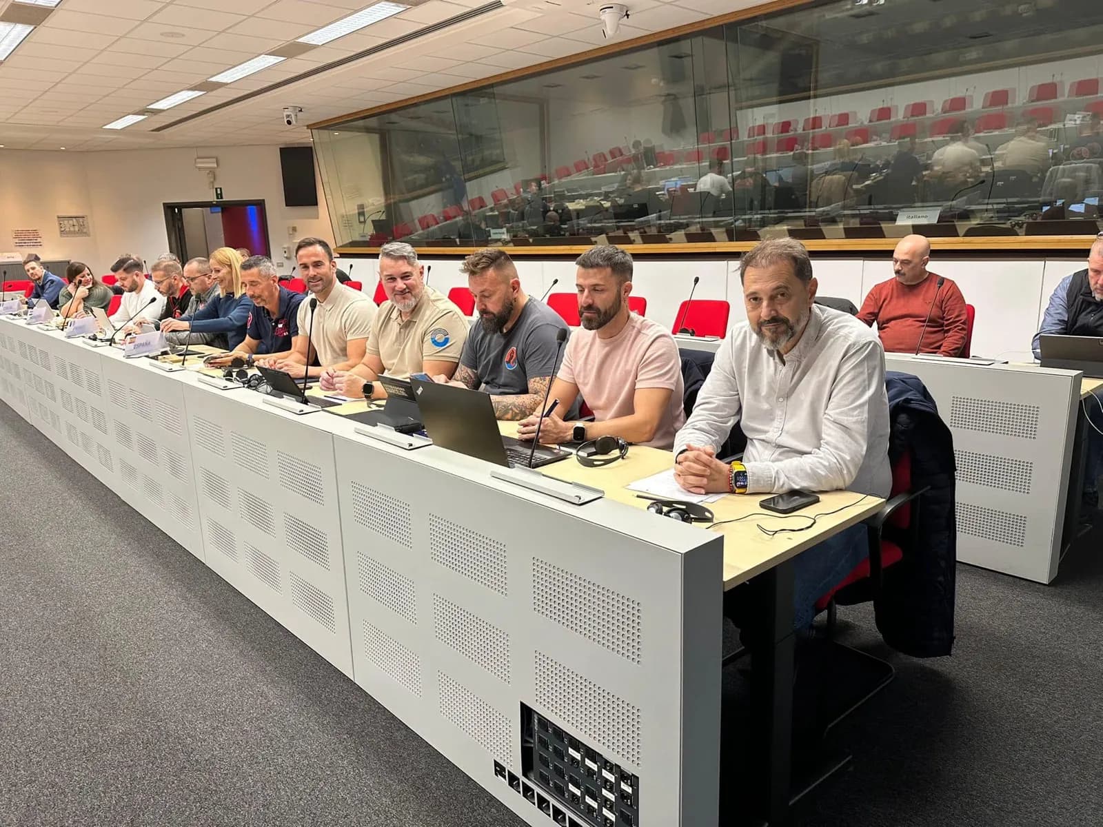 Estibadores españoles participan en la mesa de diálogo social sobre estrategia marítima y directiva de emisiones en Bruselas