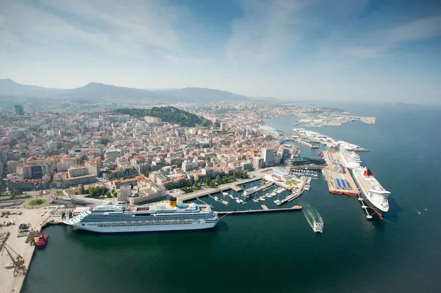 El Puerto de Vigo recibe dos grandes cruceros en una jornada clave para su actividad
