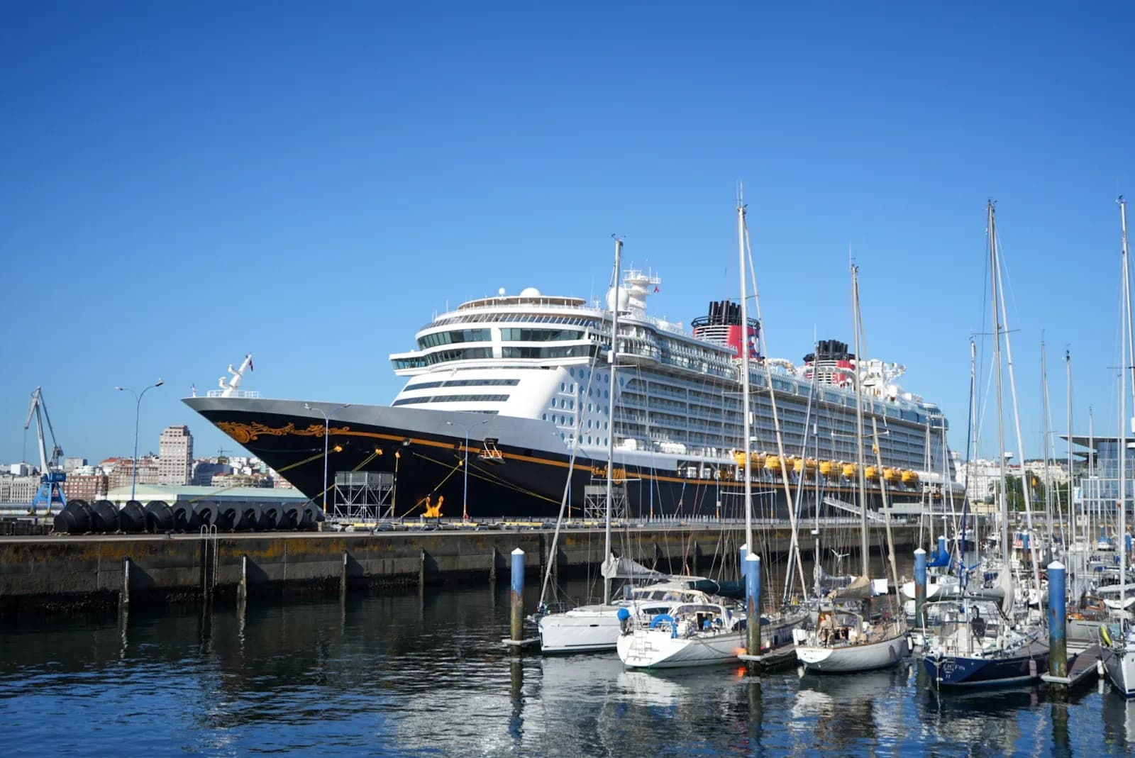 El Puerto de La Coruña recibe al crucero Disney Dream en su primera escala en la ciudad