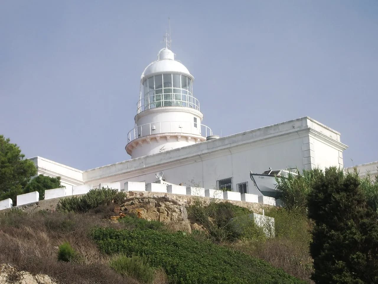 La Autoridad Portuaria de Ceuta va a llevar a cabo la modernización del faro de Punta Almina y del sistema de balizamiento del puerto