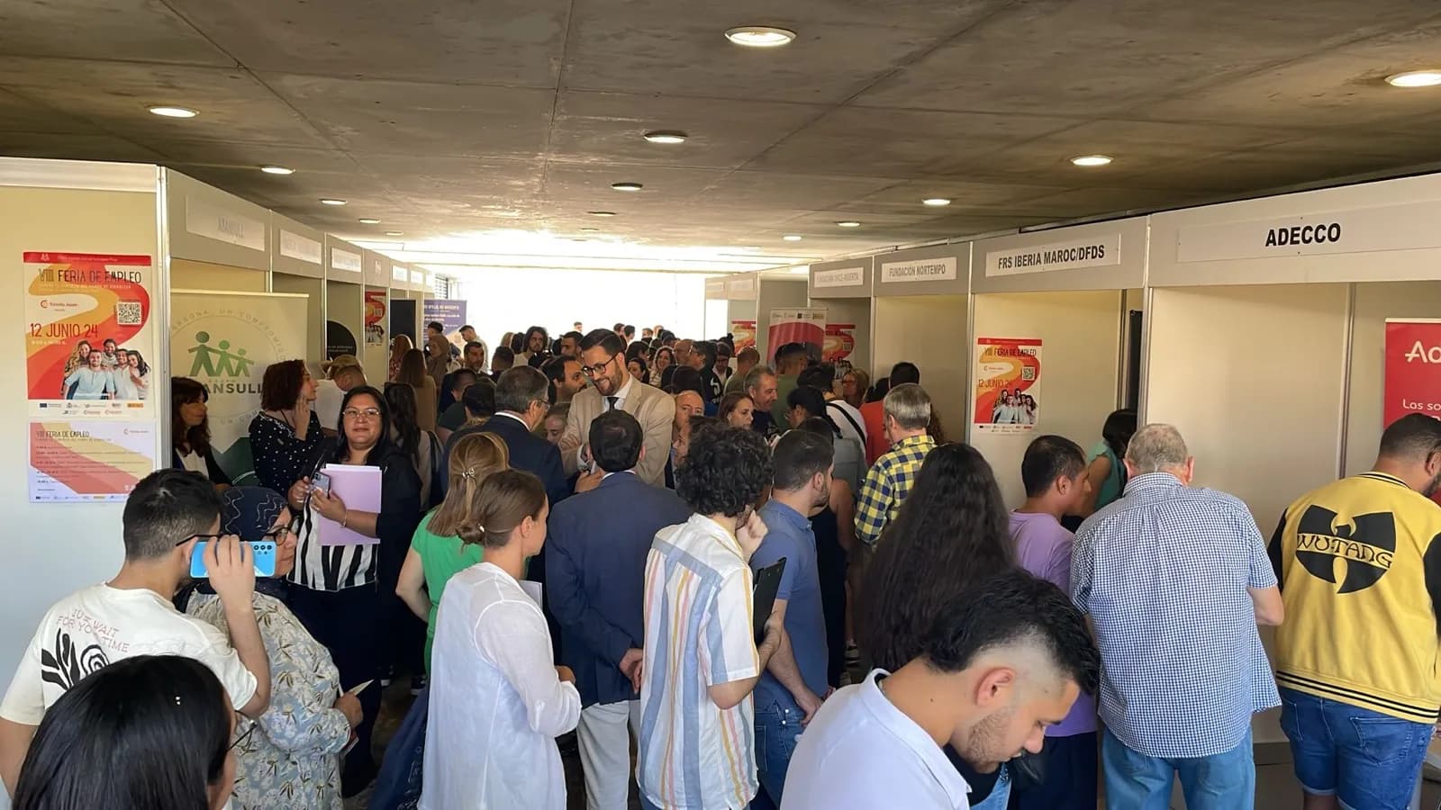 La VIII Feria de Empleo de la Cámara de Comercio del Campo de Gibraltar atrae a numerosos jóvenes y desempleados mayores de 45 años