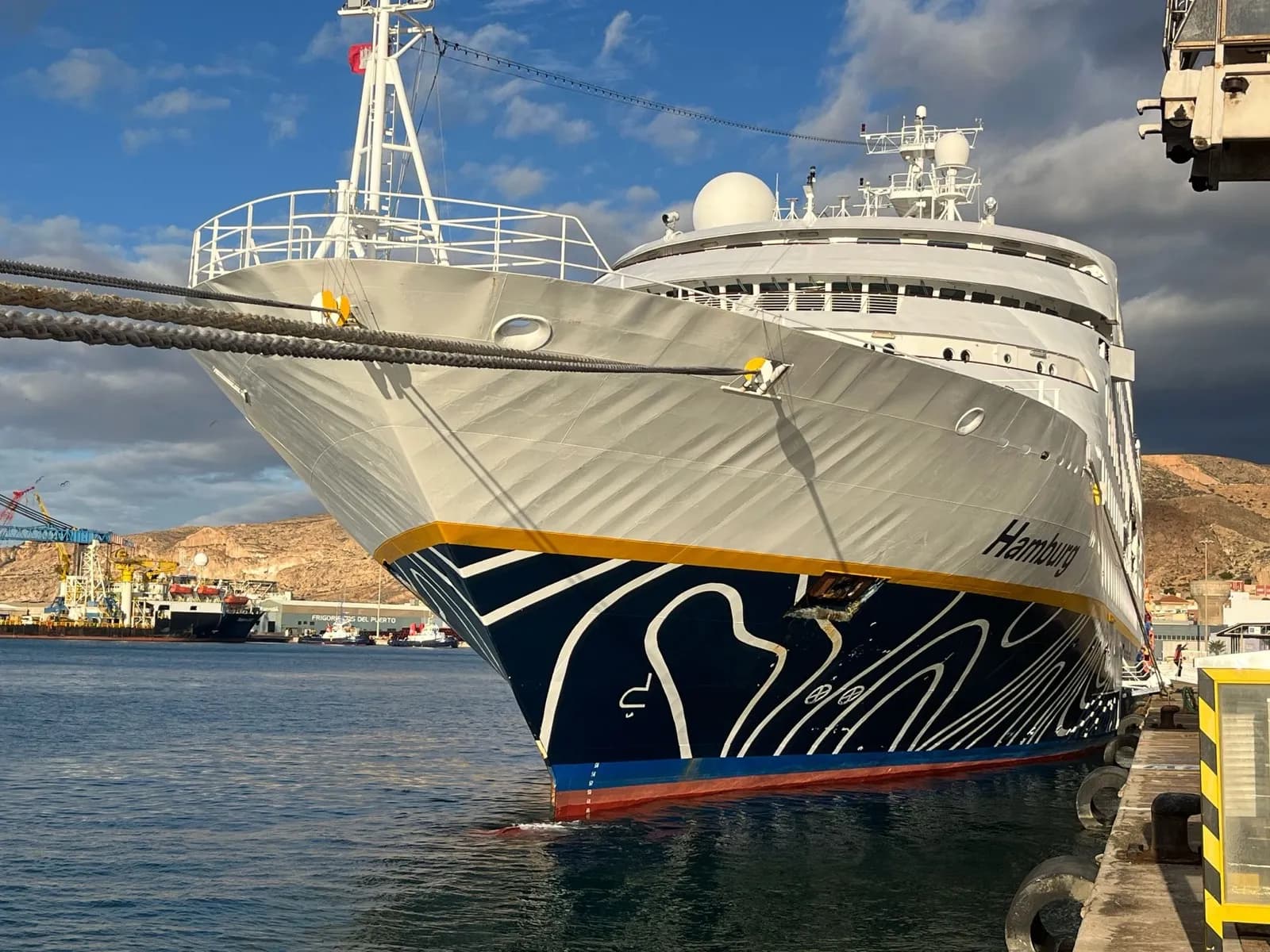 Almería inicia la temporada de cruceros con la llegada del MS Hamburg