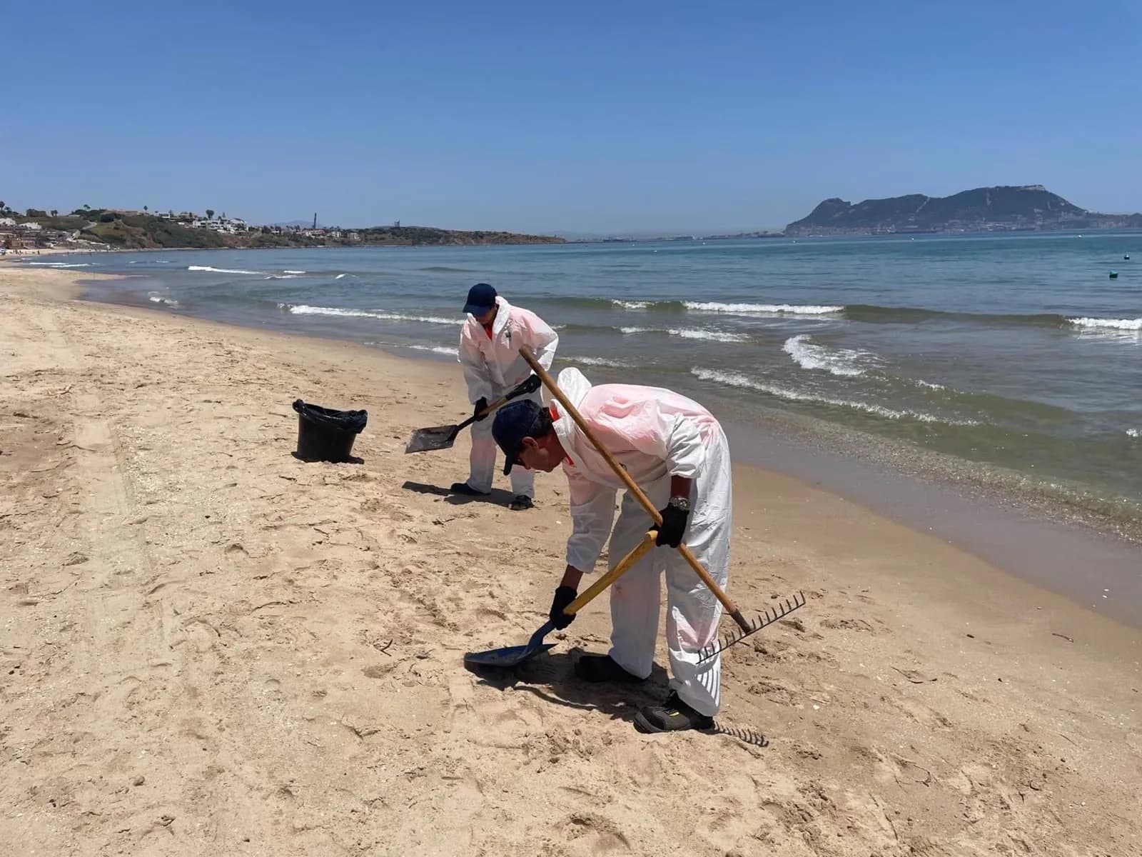 Retiran 300 kilos de fuel mezclado con arena de la playa de Getares en Algeciras