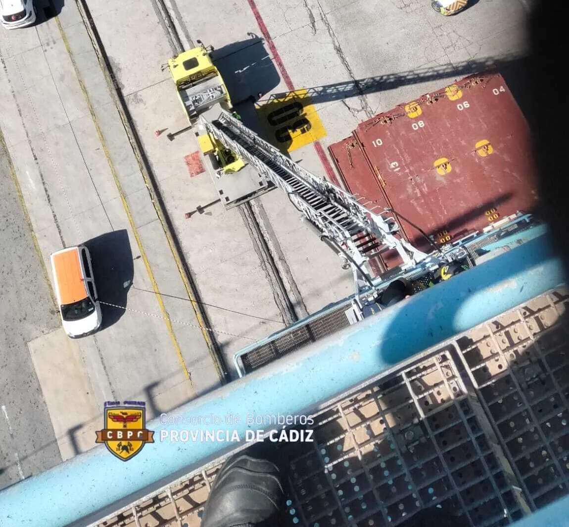 Los bomberos rescatan a un trabajador atrapado en un ascensor en APM Terminals del puerto de Algeciras