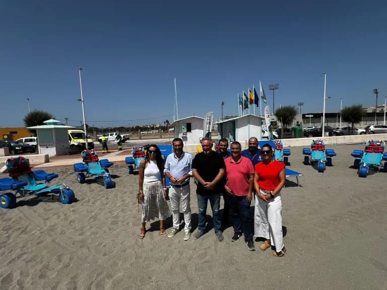 Las playas de La Línea de la Concepción incorporan nueve sillas anfibias y cuatro hamacas para personas con movilidad reducida