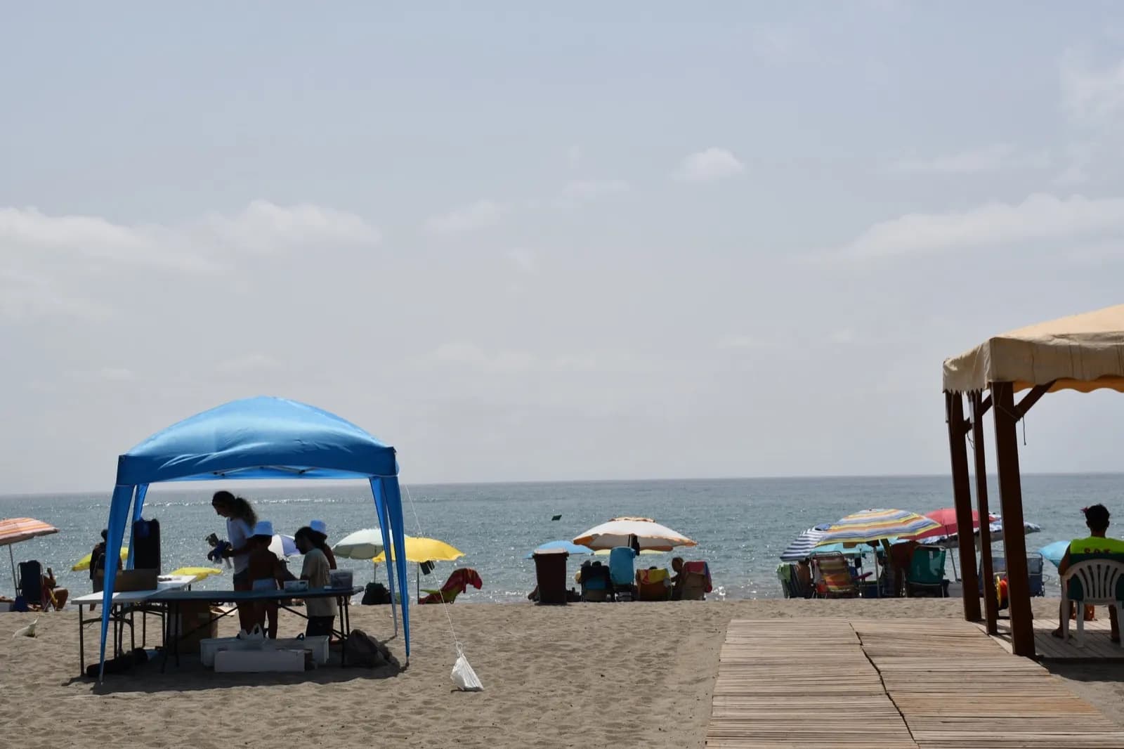 La campaña “Cuida tu litoral” continúa su labor de concienciación en la playa de Alcaidesa-El Faro