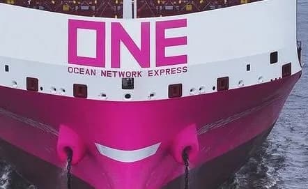 Retrasos y ajustes en la programación de ONE en Europa debido a condiciones climáticas y congestión portuaria