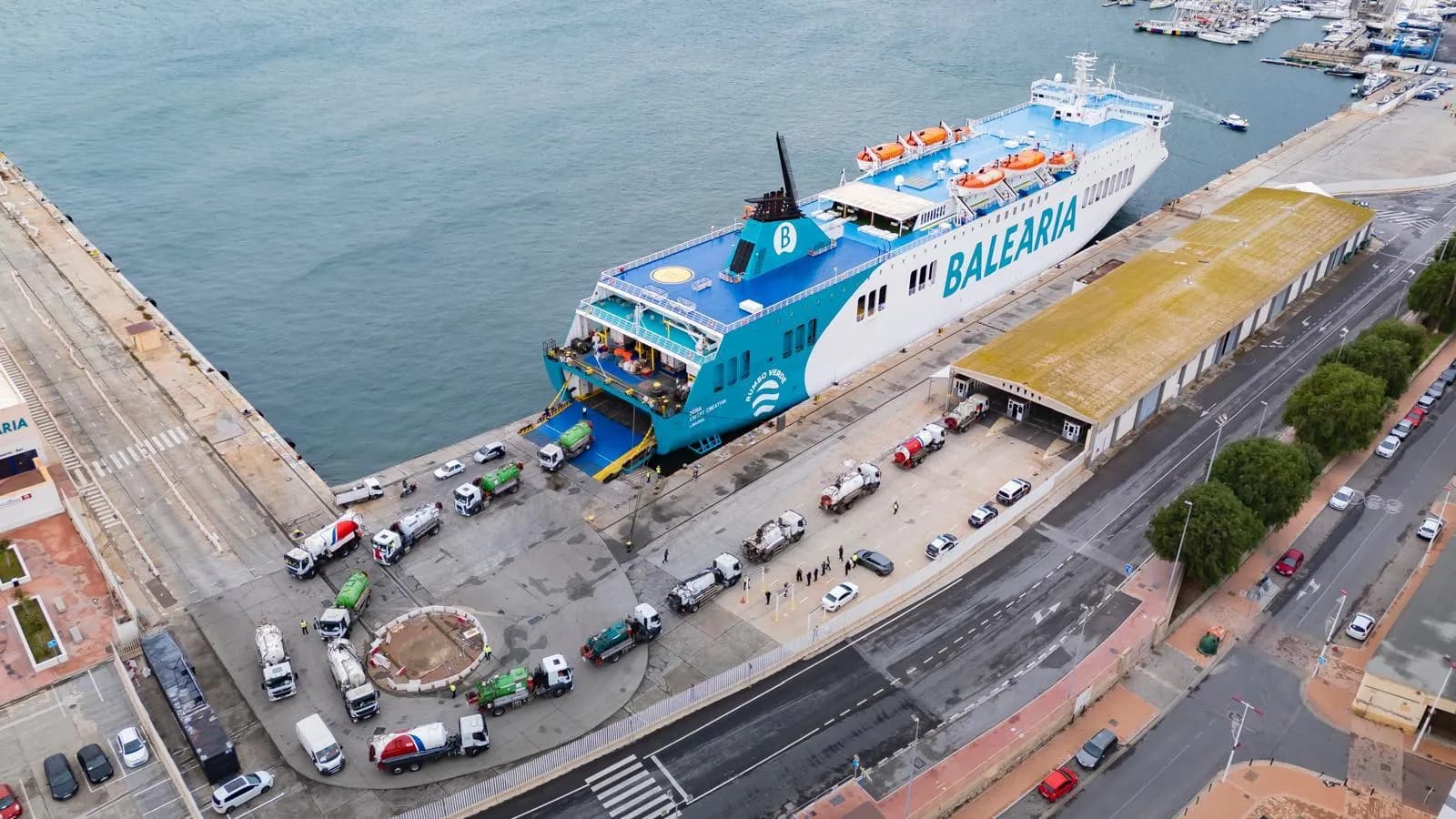 El Puerto de Motril recibe un convoy de ayuda marroquí para apoyar a la Comunidad Valenciana
