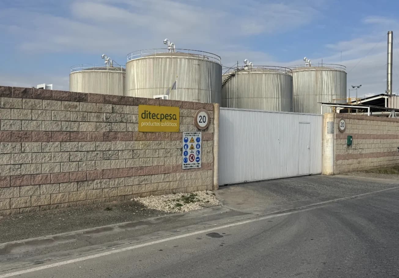 El TSJCV desestima la demanda de los ecologistas contra la terminal de betún del puerto de Alicante