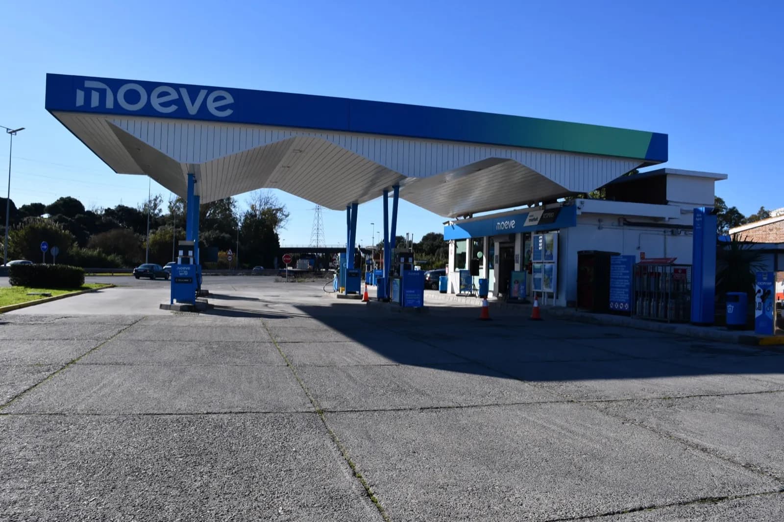 Moeve sustituye a la gasolinera Cepsa Las Rosas en Puente Mayorga con una nueva imagen y enfoque energético