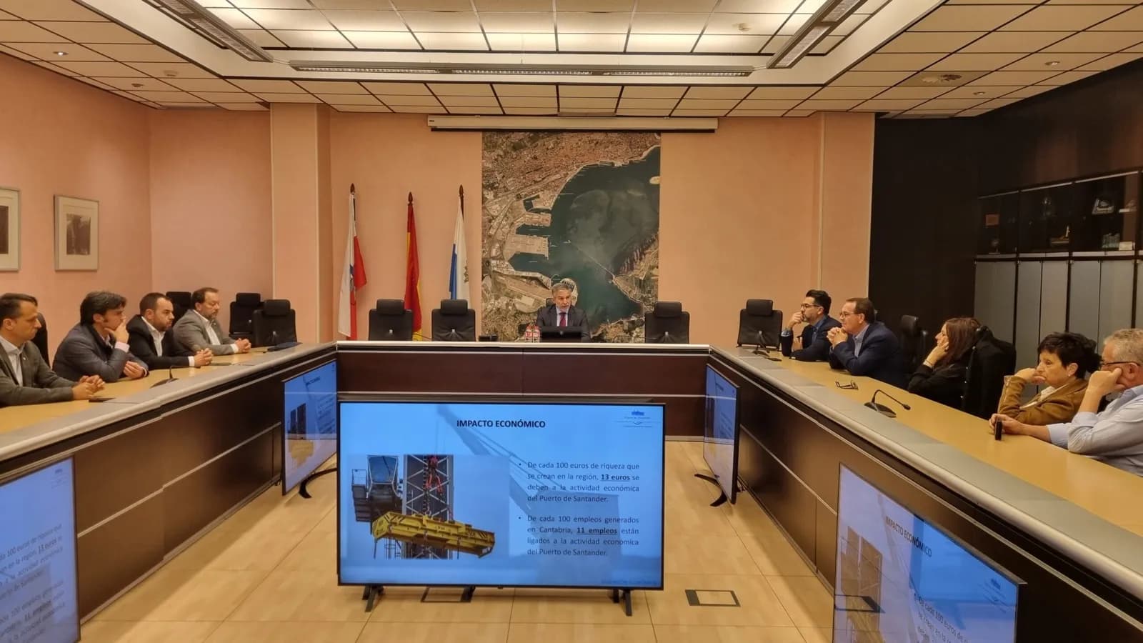 Responsables de la Asociación Española de Transportes visitan el puerto de Santander