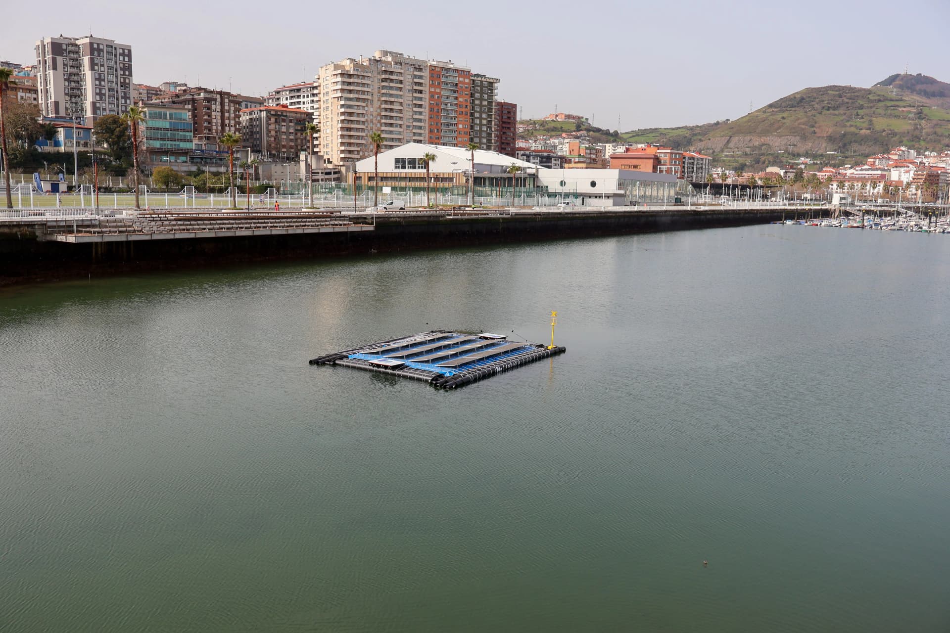 El Puerto de Bilbao prueba una innovadora planta solar flotante para entornos marinos