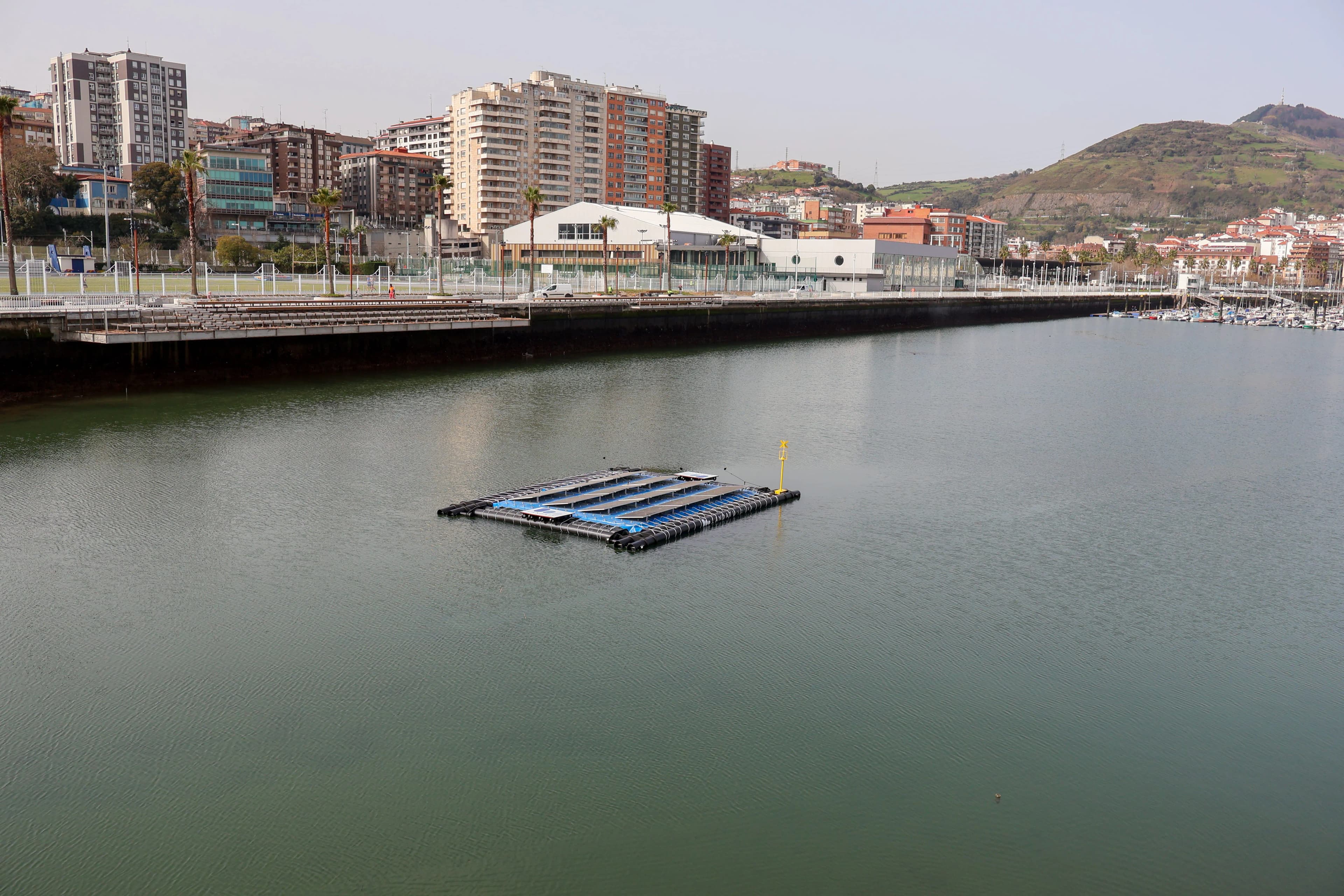 El Puerto de Bilbao prueba una innovadora planta solar flotante para entornos marinos