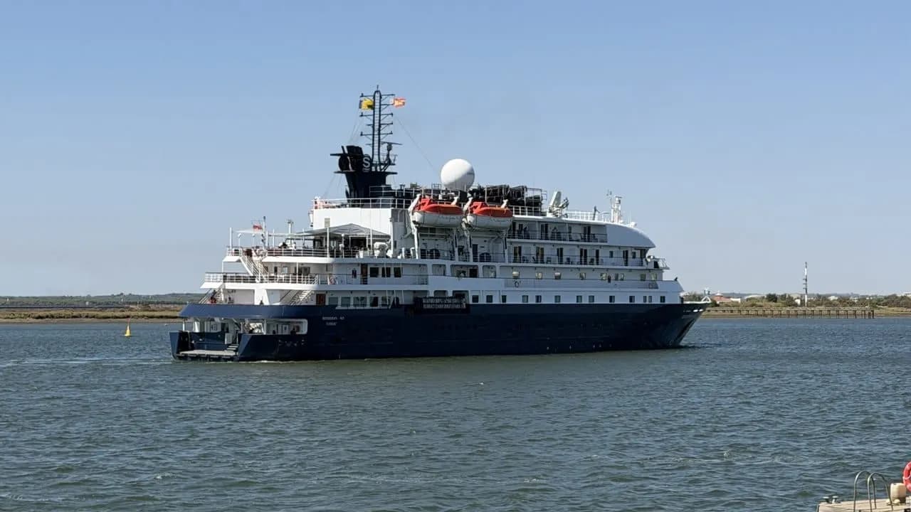 El Hebridean Sky realiza su primera escala en el Puerto de Huelva con 96 pasajeros