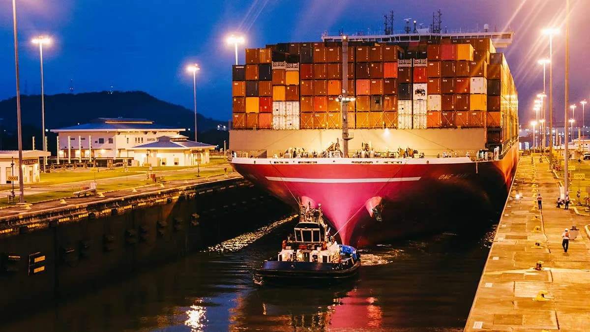 El tráfico de buques por el Canal de Panamá cae un 10% pese al fin de las restricciones