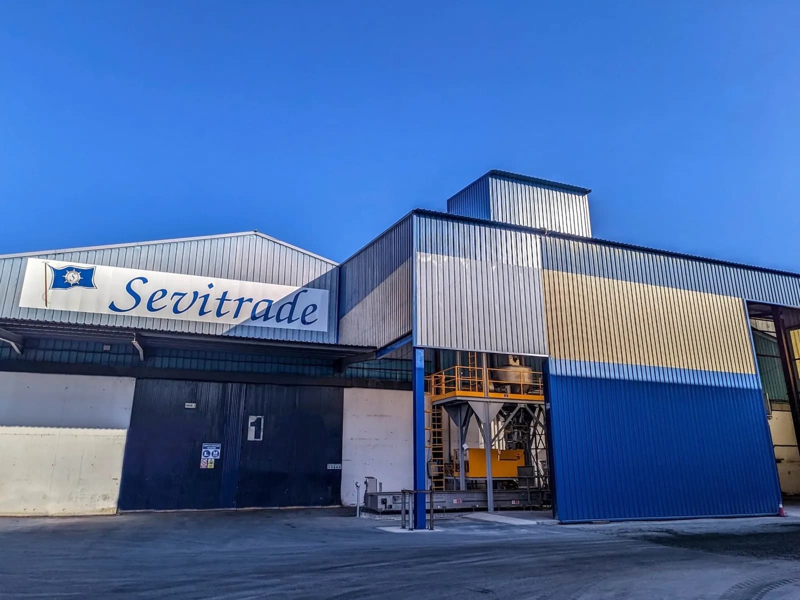 Sevitrade amplía su capacidad logística con nueva máquina envasadora en el Polígono La Isla