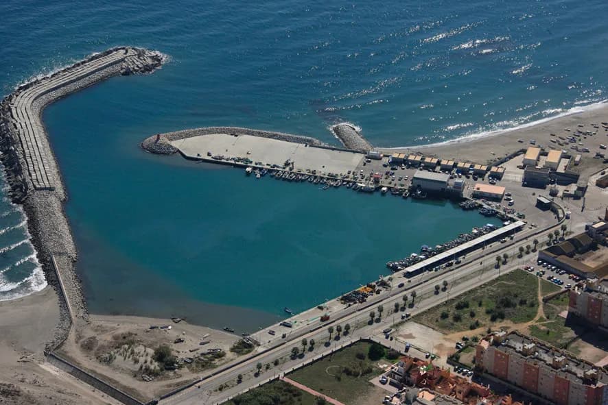 Licitadas las obras de construcción de cuartos de armadores en el puerto de La Atunara