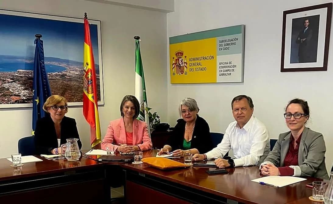 La subdelegada del Gobierno en Cádiz se reúne con responsables de CEPSA para conocer sus avances en hidrógeno verde