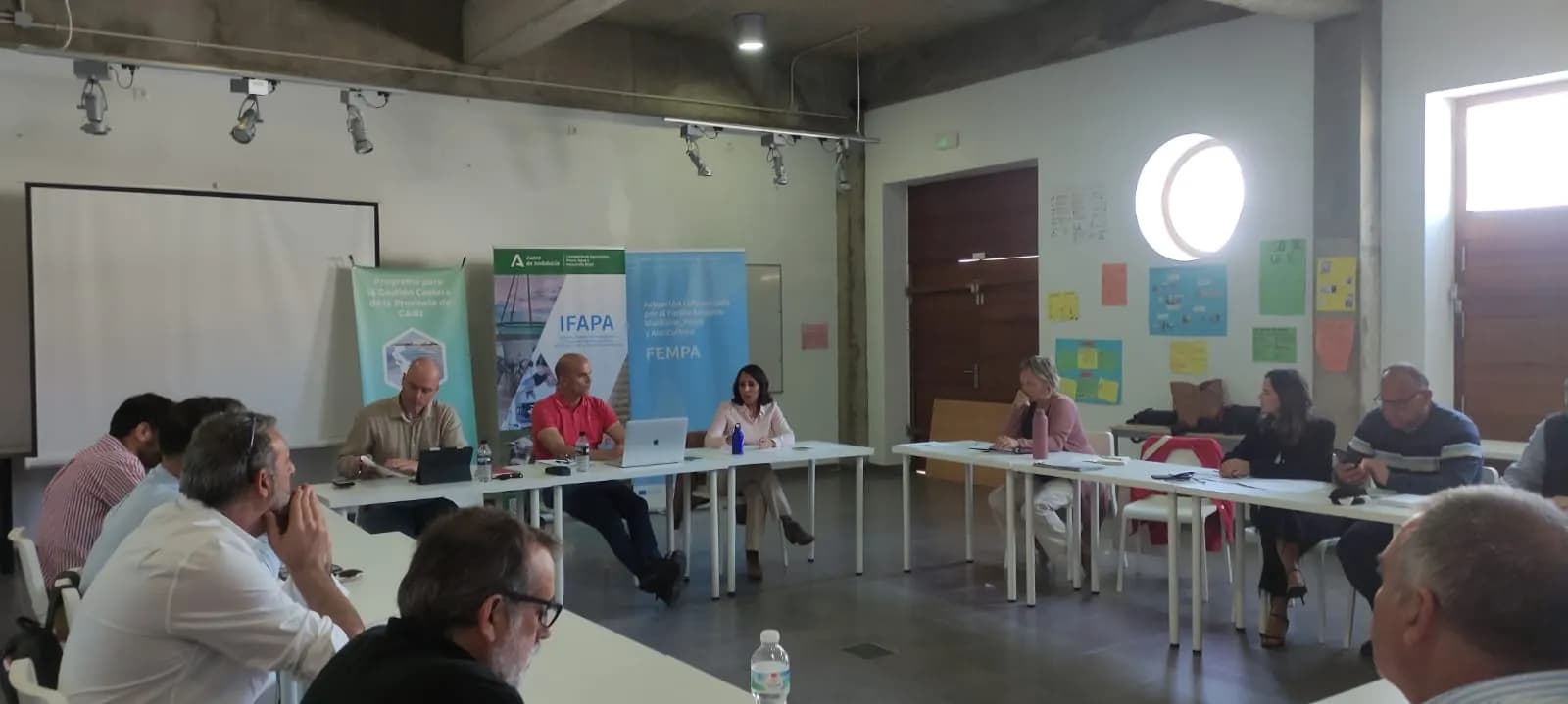 Ayuntamientos y Diputación de Cádiz colaboran para mitigar los impactos del alga