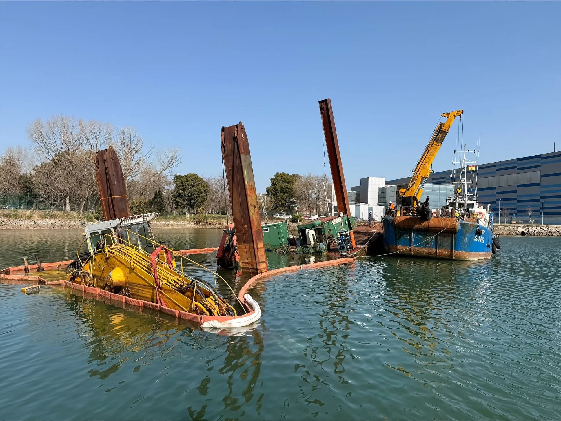 Comienza el desmantelamiento de la draga Aldamiz Ocho en la ría de Boo