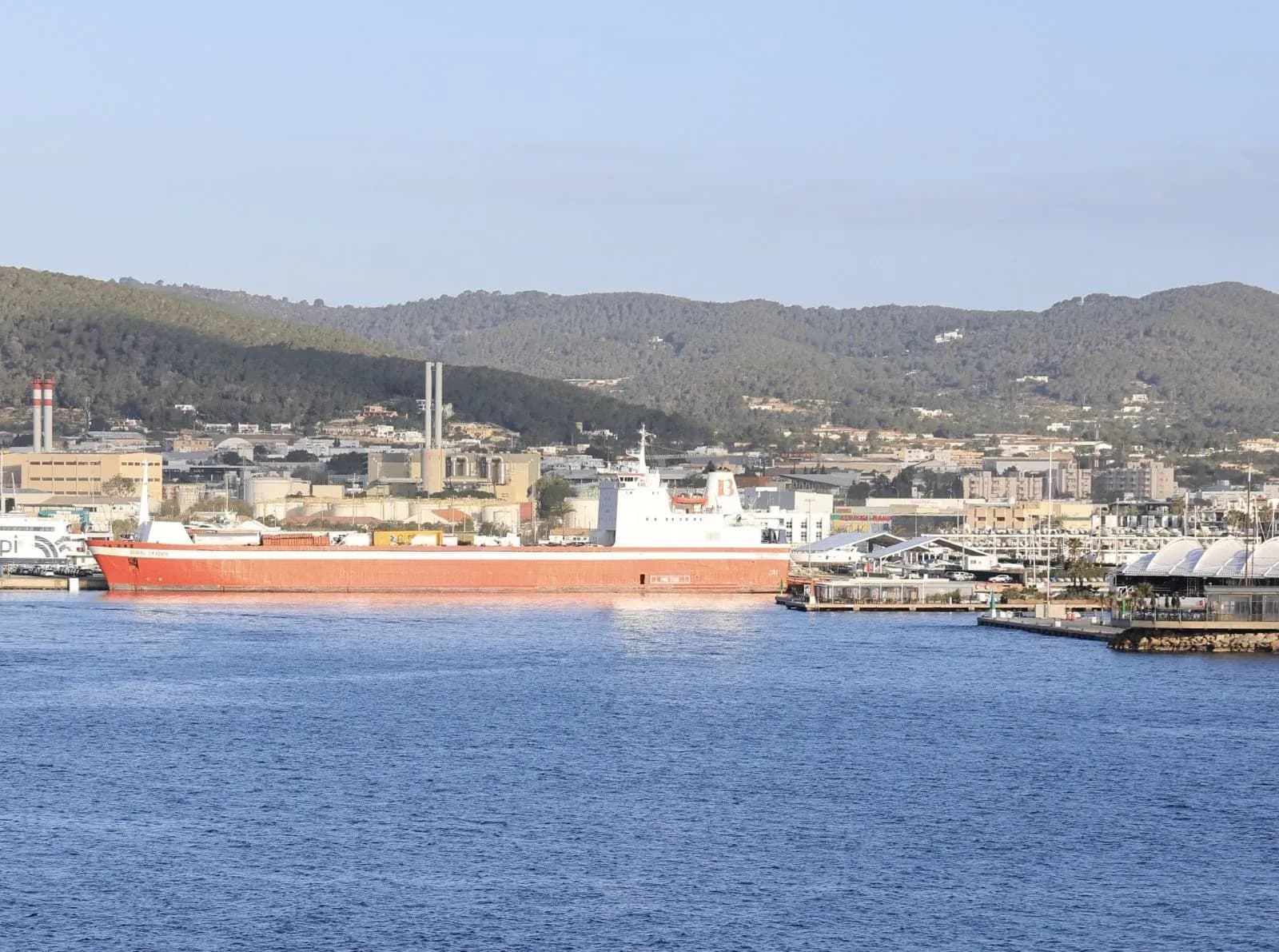 Trasmed refuerza el suministro esencial a Baleares con una operativa logística estable y especializada