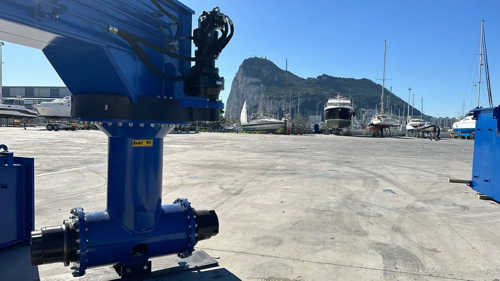 Alcaidesa Marina avanza en su proyecto de ampliación con la instalación de un nuevo travelift