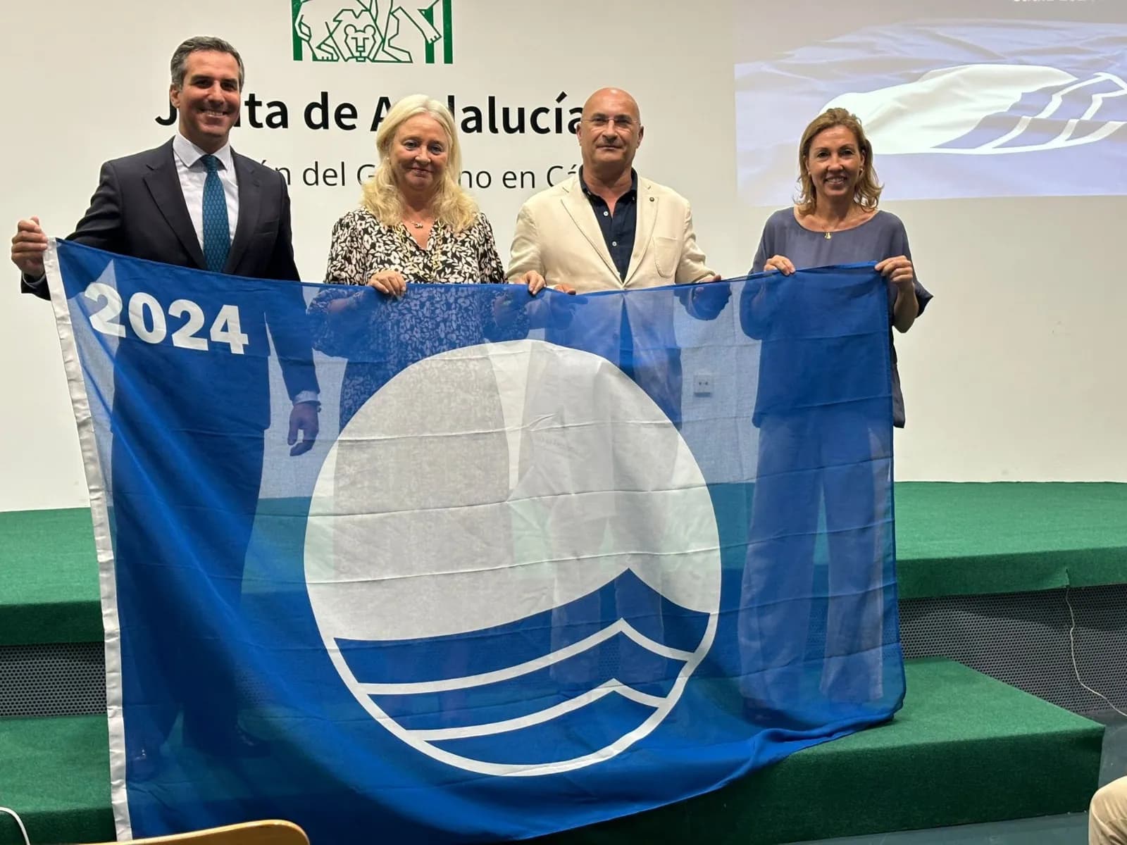 La playa de Getares recibe la Bandera Azul de los Mares Limpios de Europa