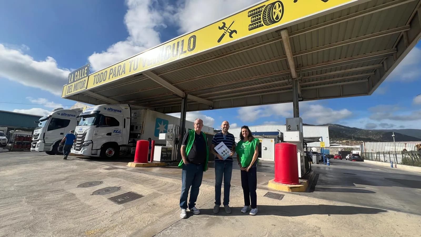 Grupo Piedra entrega a la AECC la recaudación del mercadillo solidario