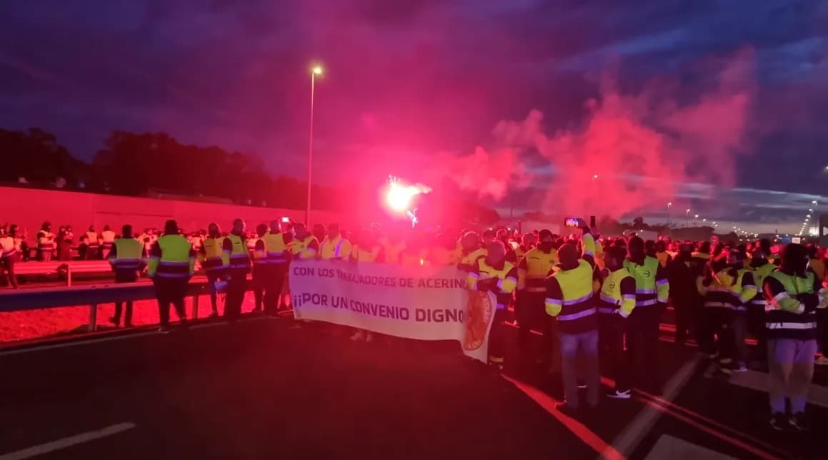 Los trabajadores de Acerinox cortan la A-7 y se niegan a desconvocar la huelga para negociar