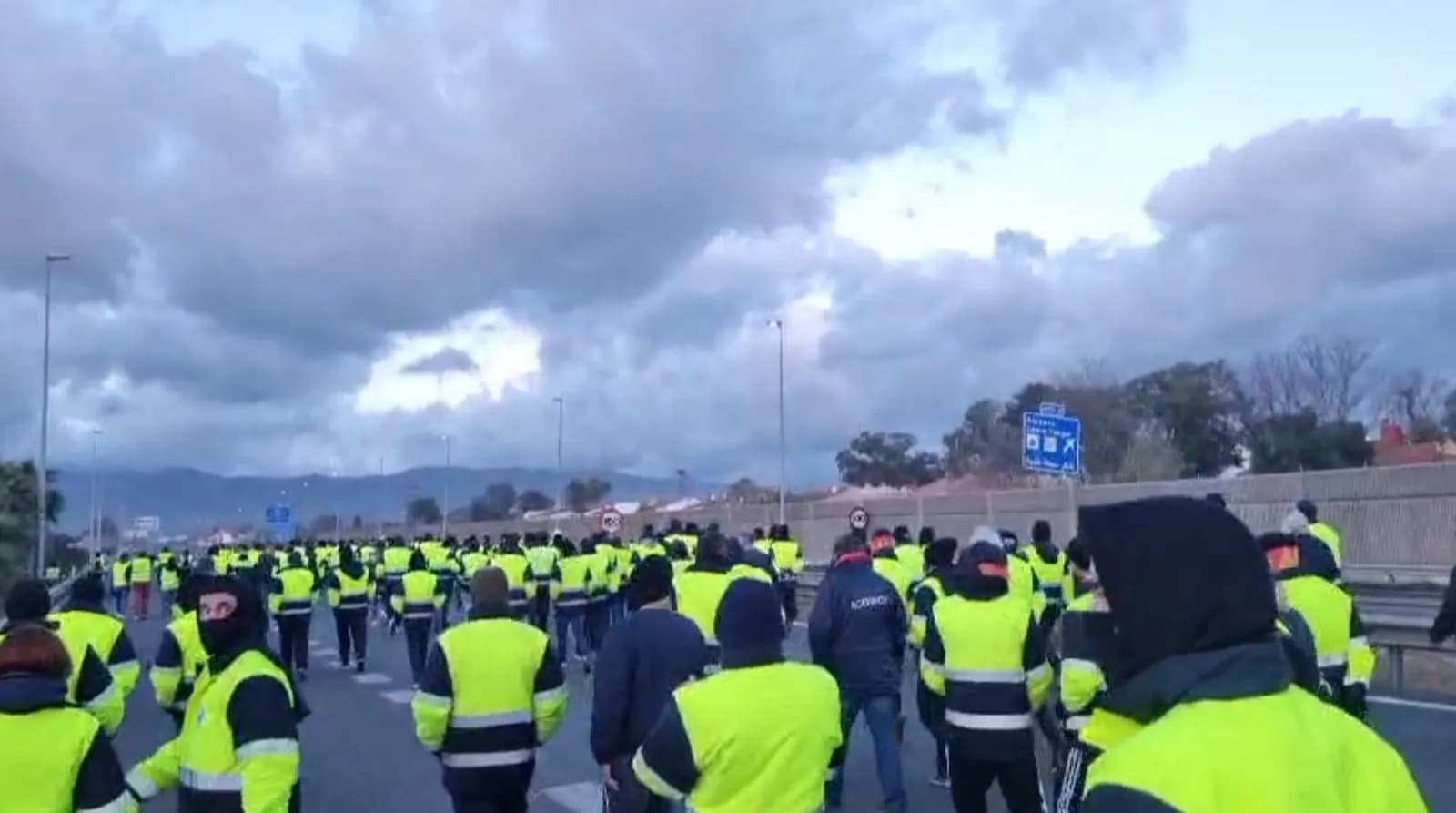 Los trabajadores de Acerinox trasladan su protesta al parlamento andaluz