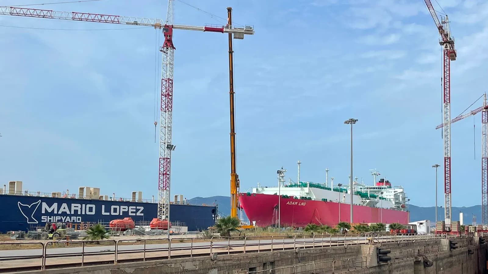 Cernaval reparará los daños del “Adam LNG”, el metanero que colisionó con el “OS35”