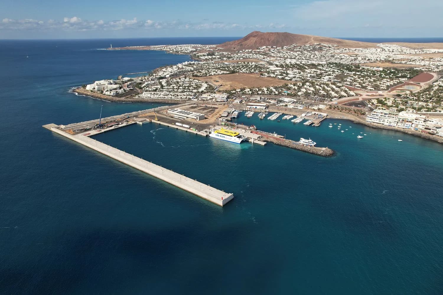 Los comerciantes de Playa Blanca confían en que la ampliación del puerto reactive la actividad económica
