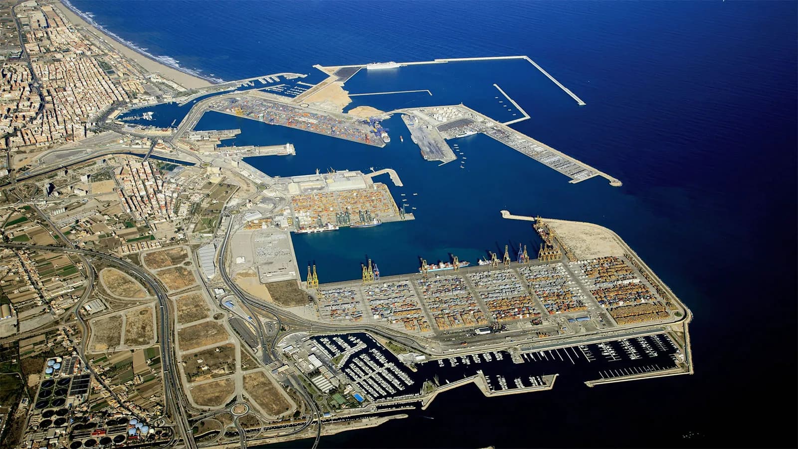 Las exportaciones e importaciones de Valenciaport crecen en agosto pese al descenso del tráfico de tránsito