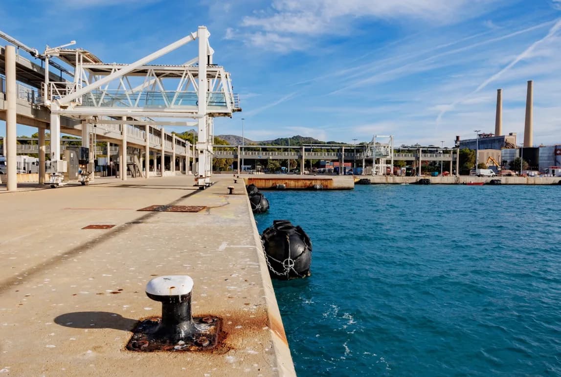 La Autoridad Portuaria de Baleares avanza en la electrificación de los muelles con la adjudicación de un nuevo punto OPS en Alcúdia