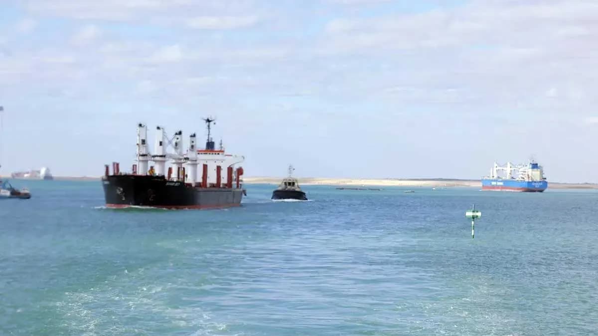 Egipto amplía el Canal de Suez con una nueva sección en el extremo sur
