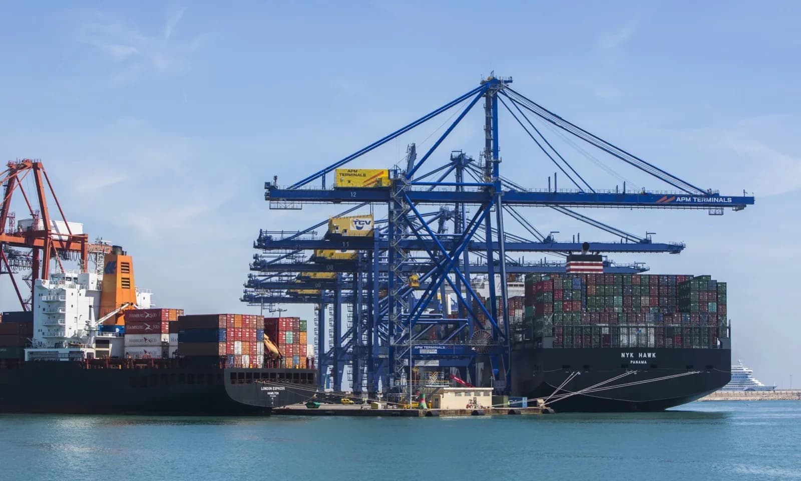 El Puerto de Valencia desplegará suministro eléctrico para buques en APM Terminals, CSP y Valencia Terminal Europa
