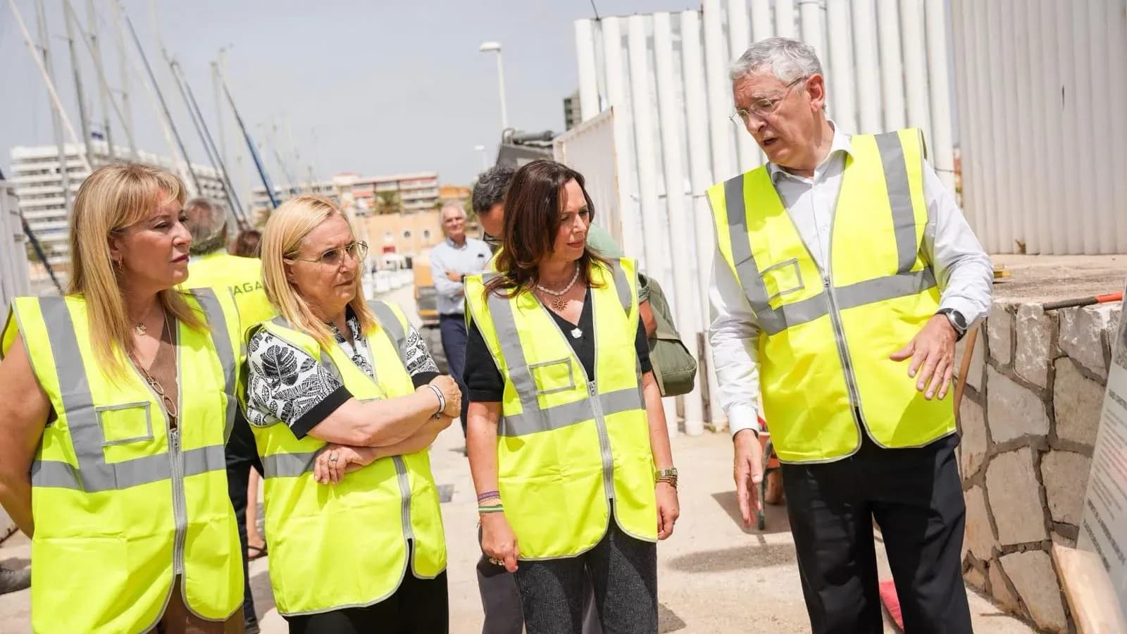 La Junta de Andalucía concluirá antes de fin de año la reparación del muelle de suministro de combustible del puerto de Fuengirola