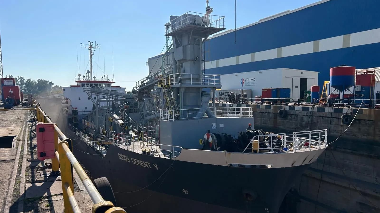 Boluda muestra interés en la concesión del astillero del puerto de Sevilla