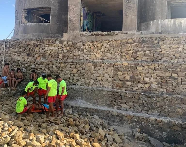 Un menor se fractura un tobillo al caer del búnker de la playa de Atlanterra