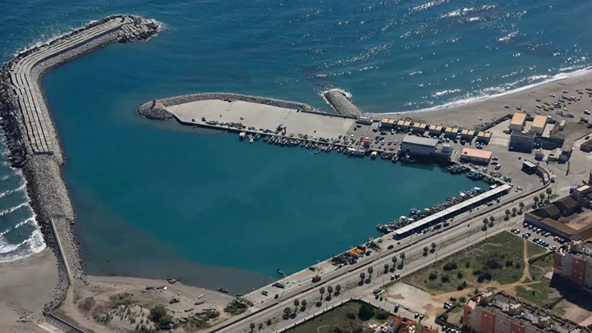 Adjudicadas las obras de mejora del tinglado de embarcaciones del puerto de La Línea por más de 400.000 euros