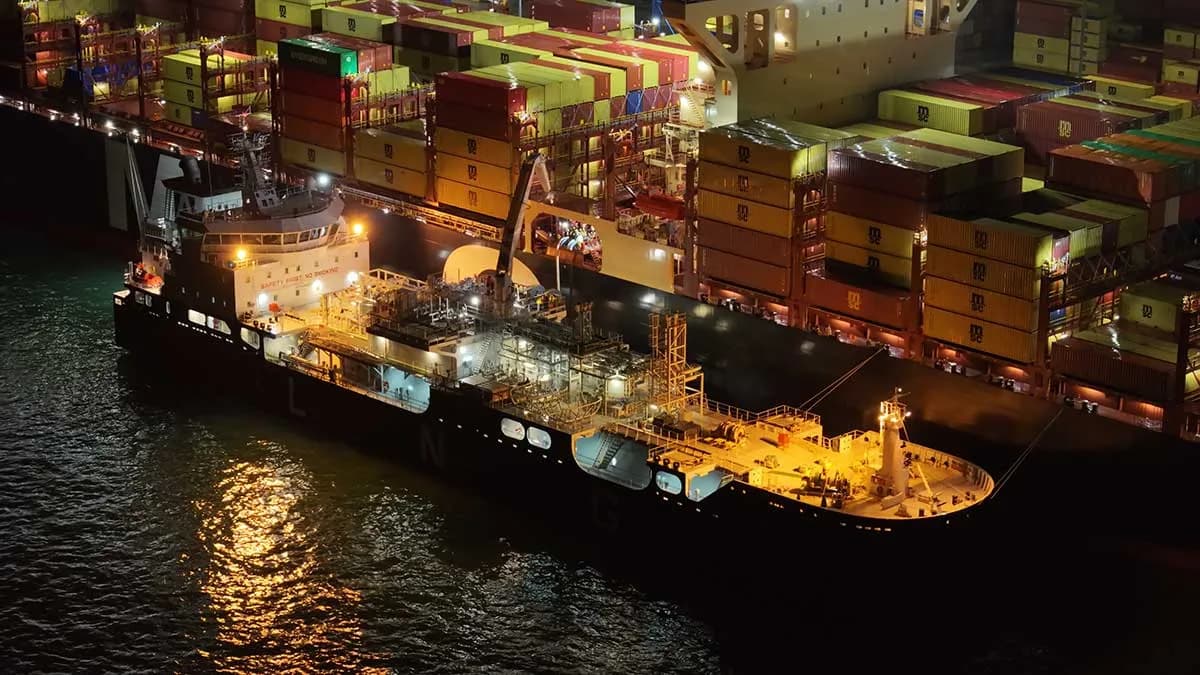 Axpo realiza el primer suministro de GNL a un buque de mercancías desde otro barco en el Puerto de Málaga