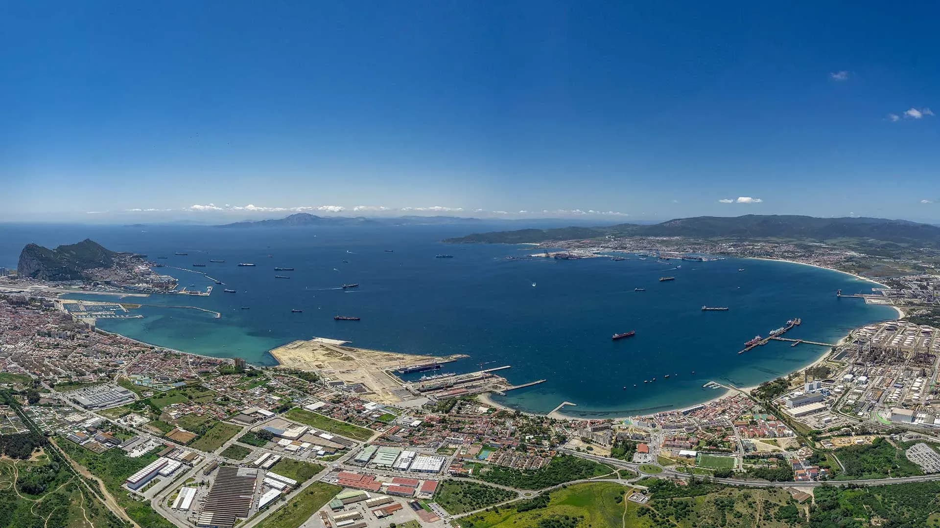Qué proponen los partidos andaluces sobre puertos, ferrocarril y logística: análisis de los programas del 17-M