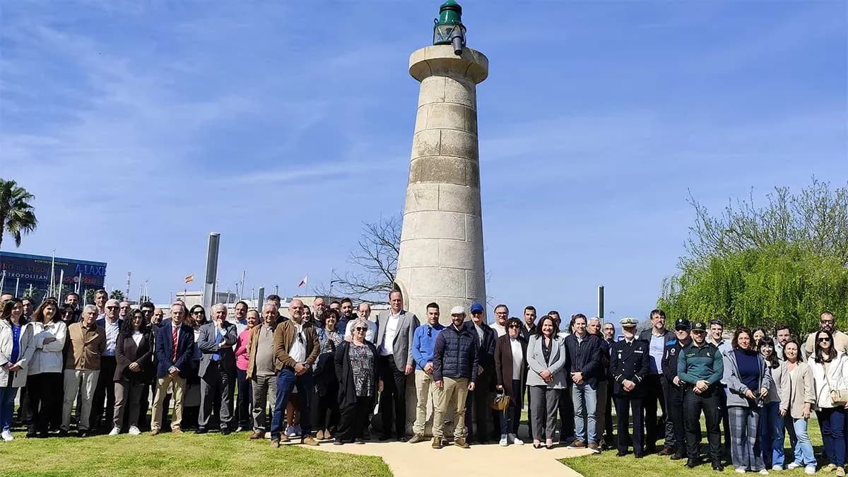 El Puerto de Vigo rinde homenaje a sus fareros con la instalación de una baliza histórica restaurada en su memoria