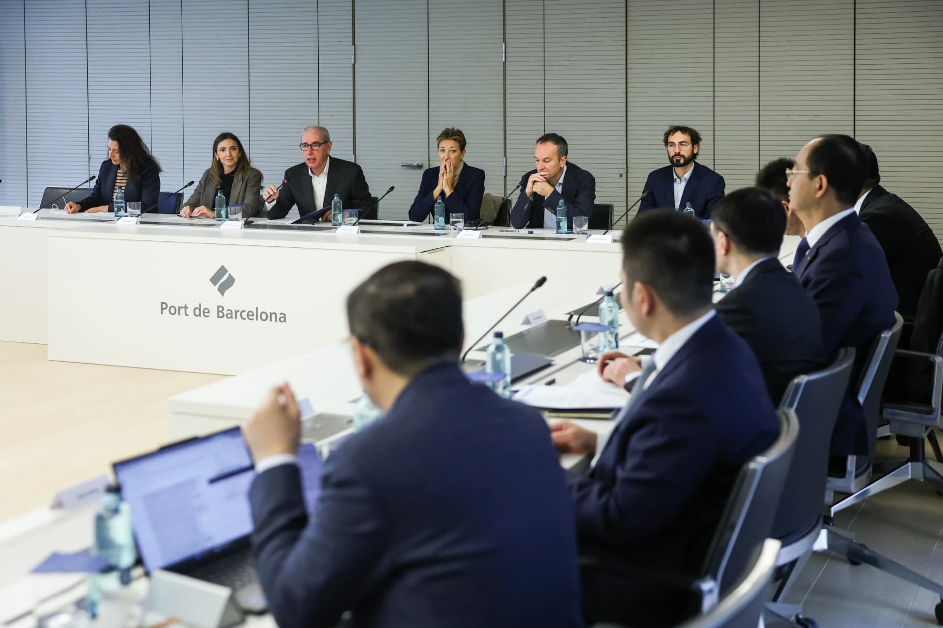Los puertos de Barcelona y Shanghái incorporan al sector del automóvil al desarrollo de su corredor marítimo verde